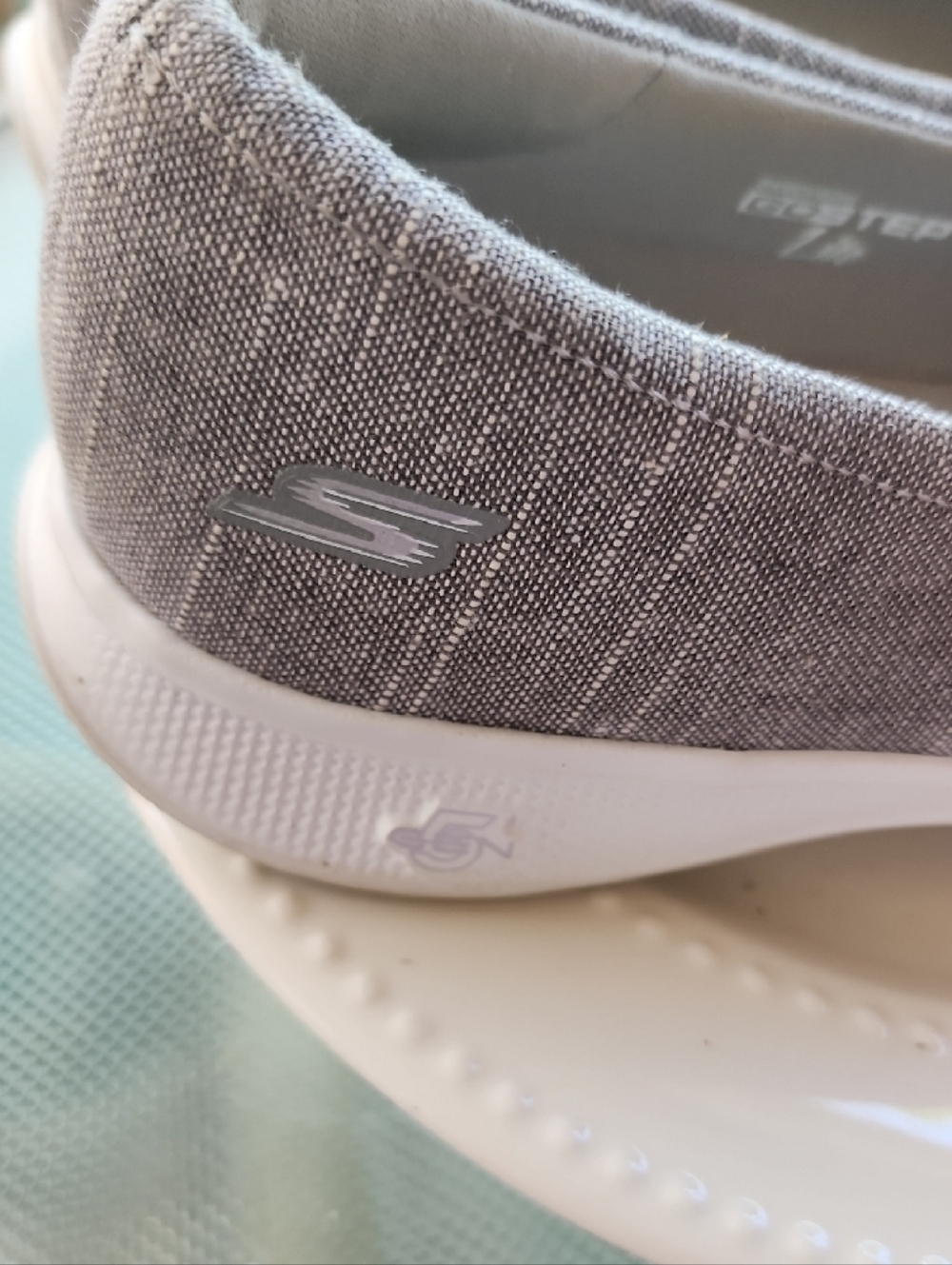 Skechers Goga Max Light Gray Slip-On Insole - Picture 5 of 9